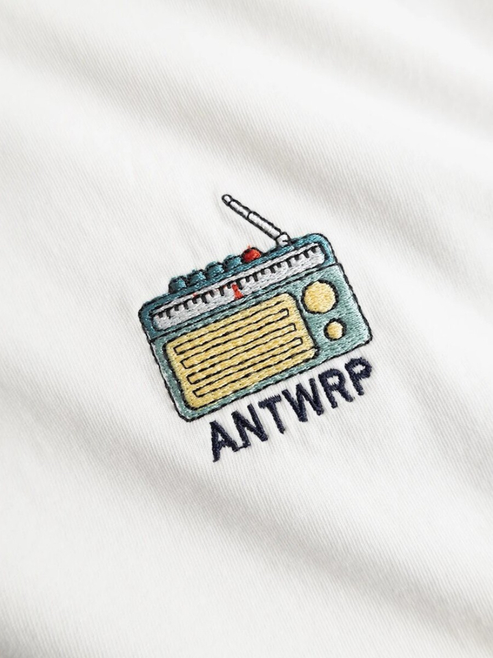 Witte t-shirt met vintage radio thee Antwrp