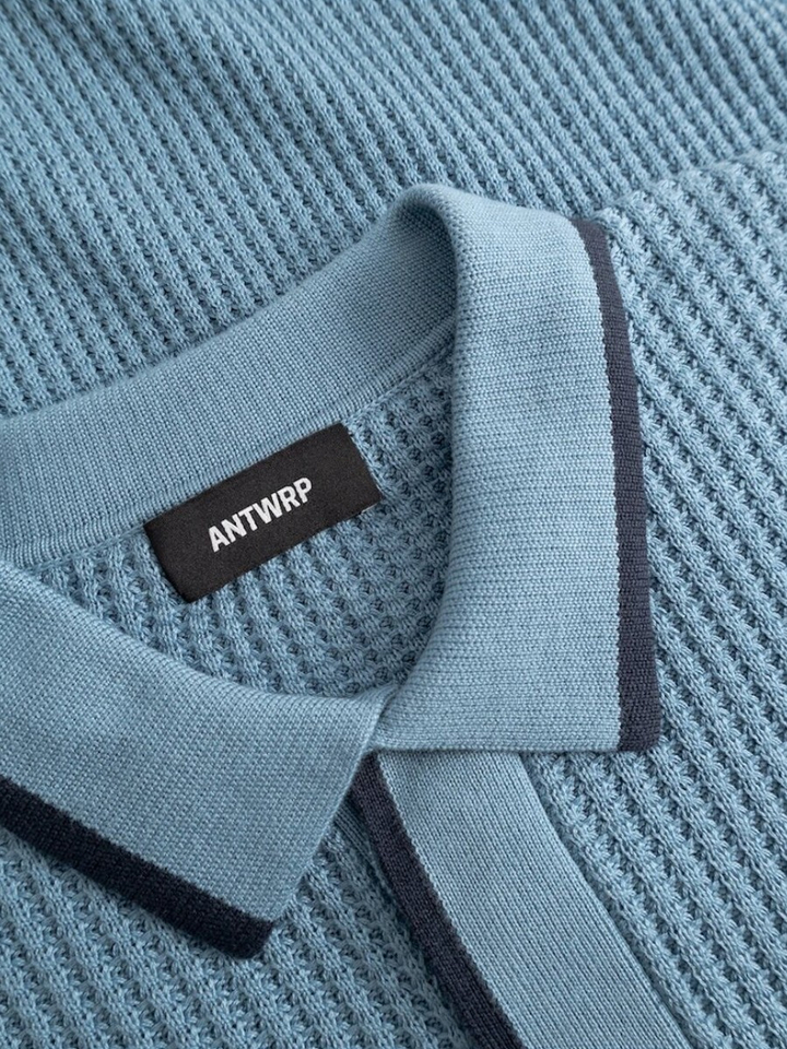 Blauwe polo met detail aan de kraag Antwrp 