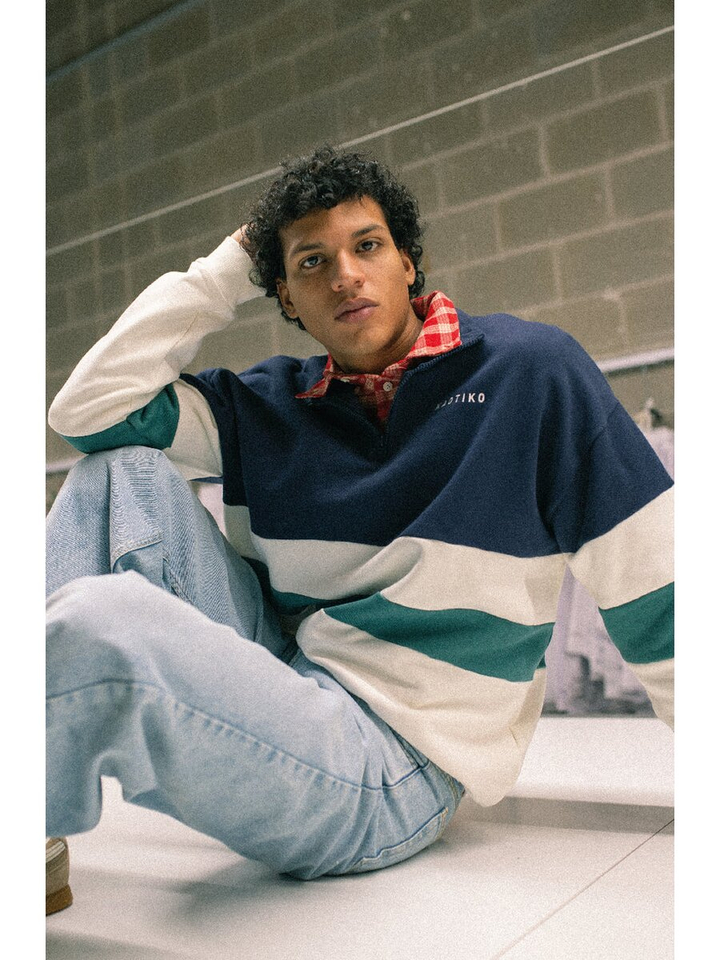 Blauw sweater met ecru en groene streep en logo Carter Kaotiko