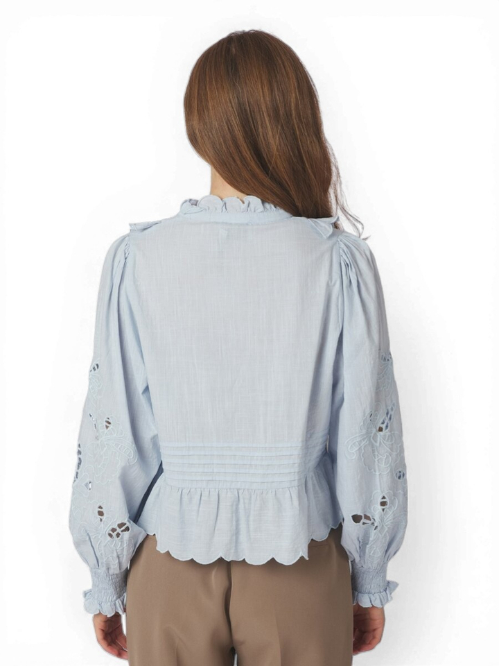 Blauwe bloes met broderie en ruches Petrine Neo Noir