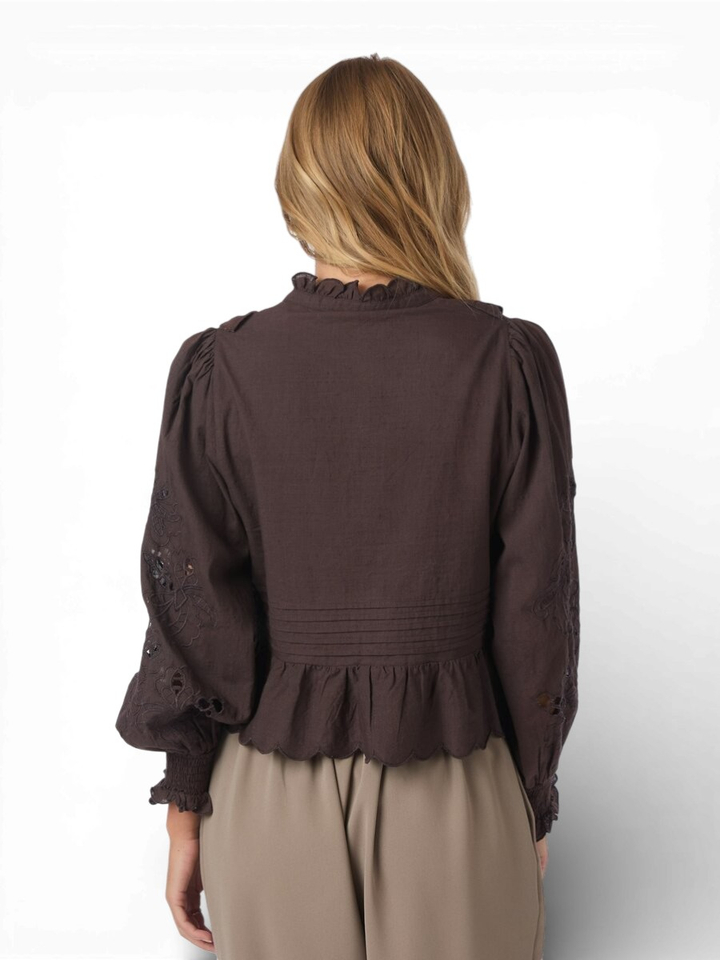 Bruine bloes met broderie Pertine Neo Noir 