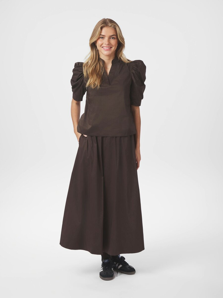 Donkerbruine blouse met pofmouw Roella Neo Noir 