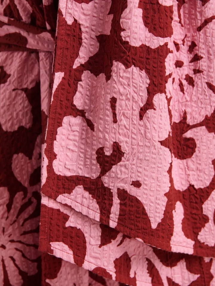 Midi-jurk in babydoll-stijl met roze en donkerrode bloemenprint en een strikdetail Johnson Essentiel 