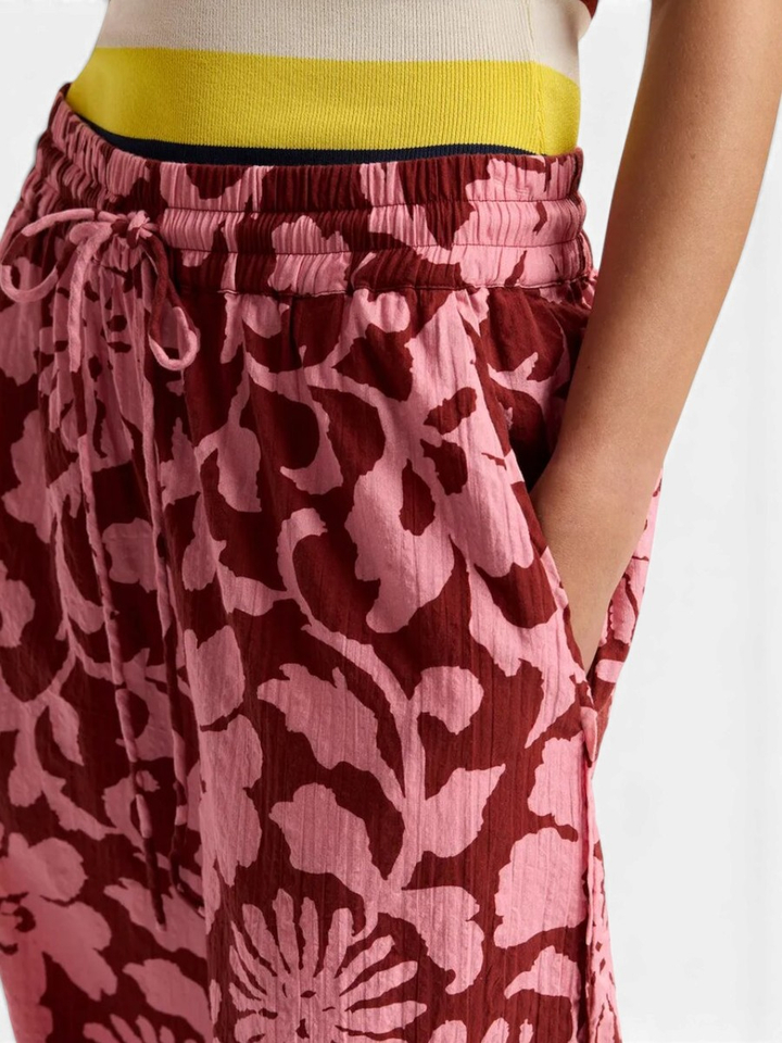 Roze en donkerrode wijde broek met constraststiksels Jomery Essentiel 