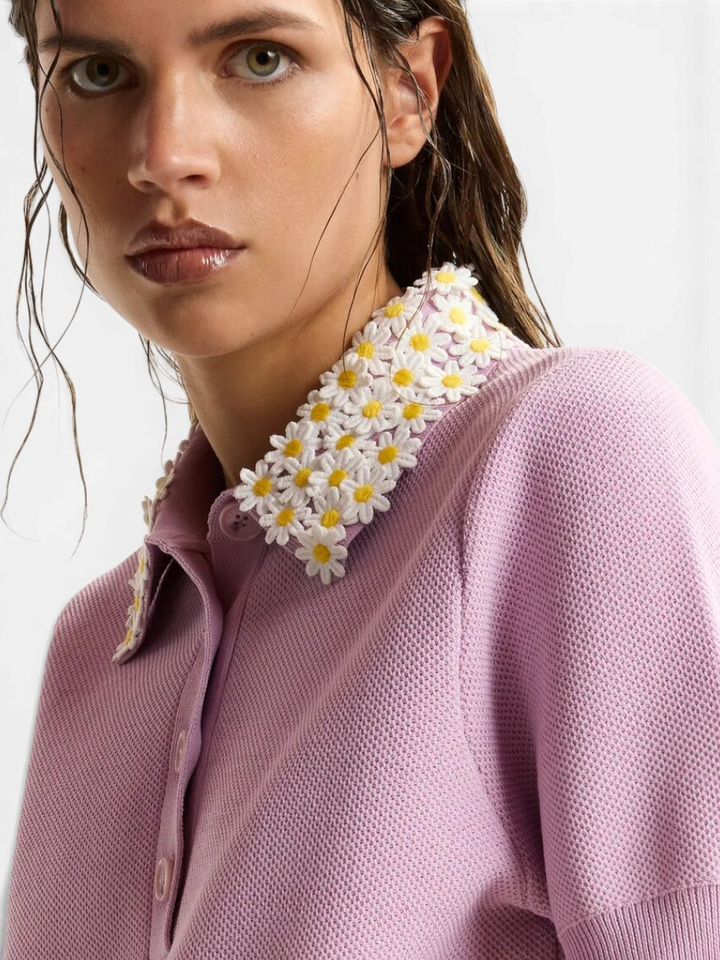 Lila fijngebreide polo met witte en gele bloemenkraag Jember Essentiel 
