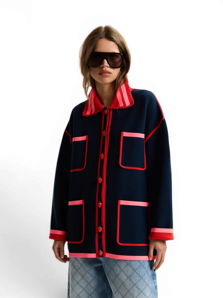 Marineblauwe, rode en roze cardigan met kanten kraag en aardbeivormige knopen Kokorico Essentiel 