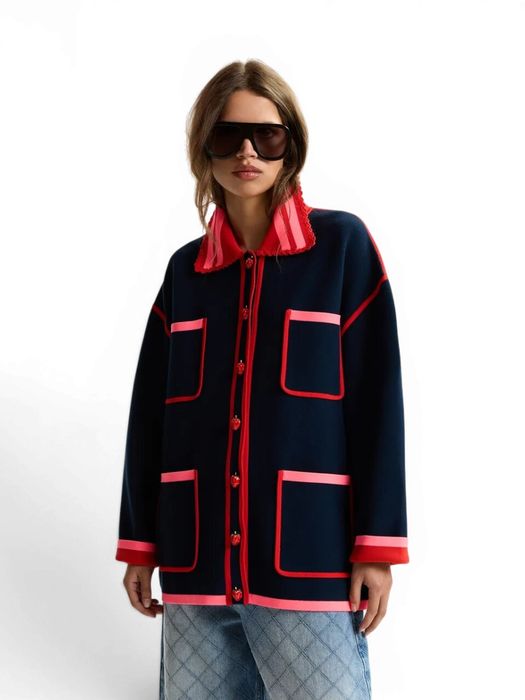 Marineblauwe, rode en roze cardigan met kanten kraag en aardbeivormige knopen Kokorico Essentiel