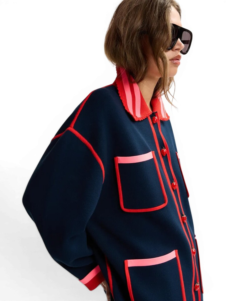 Marineblauwe, rode en roze cardigan met kanten kraag en aardbeivormige knopen Kokorico Essentiel 