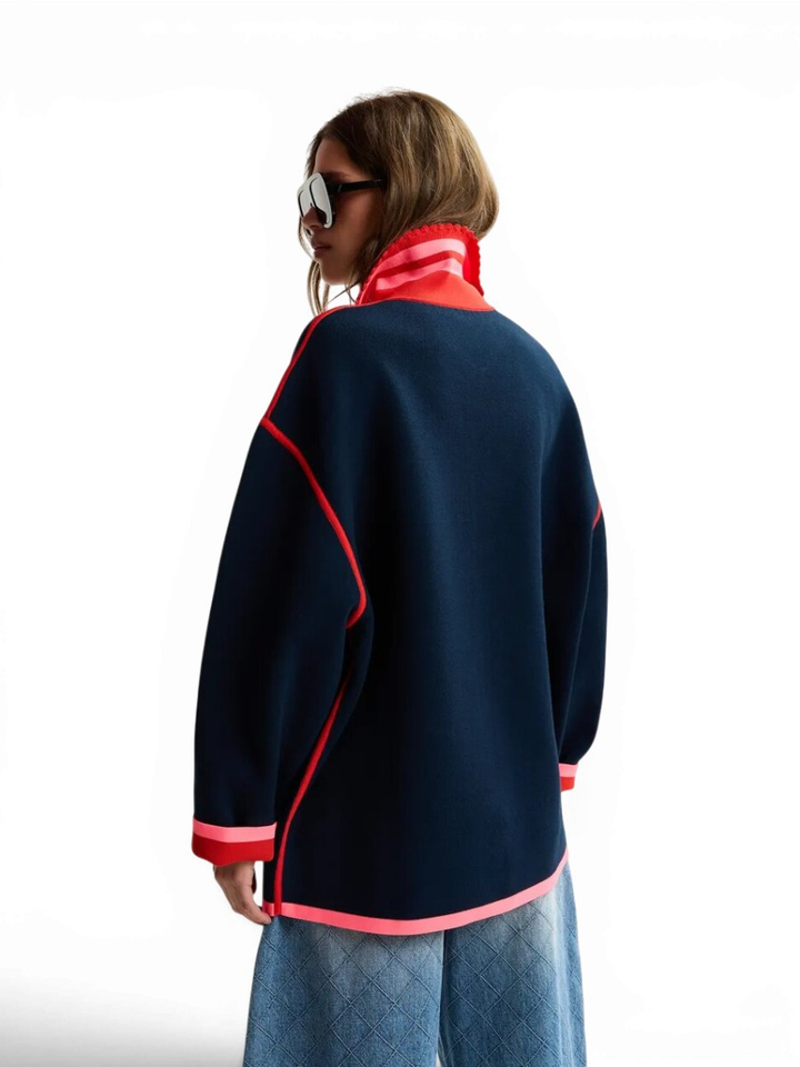 Marineblauwe, rode en roze cardigan met kanten kraag en aardbeivormige knopen Kokorico Essentiel 
