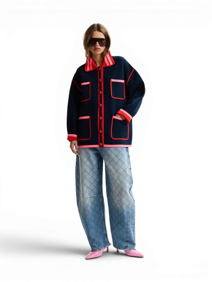 Marineblauwe, rode en roze cardigan met kanten kraag en aardbeivormige knopen Kokorico Essentiel 