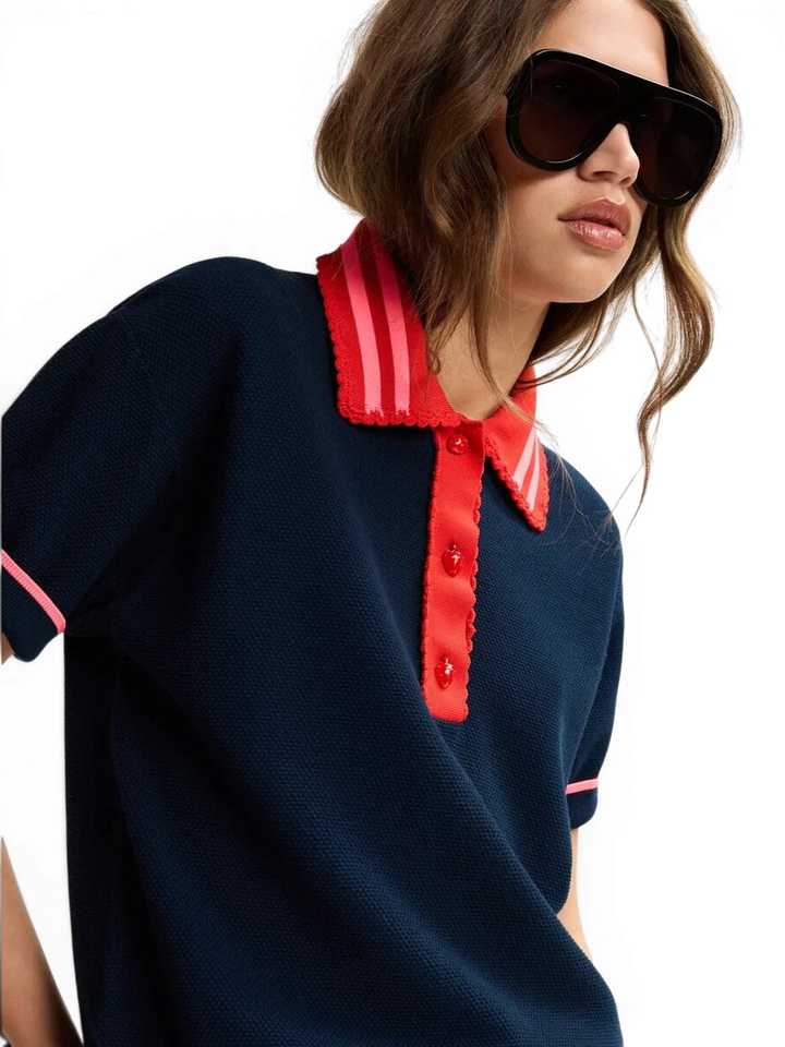 Marineblauwe fijngebreide polo met rood-roze kraag met kanten afwerking en aardbei-vormige knopen Kontrast Essentiel 