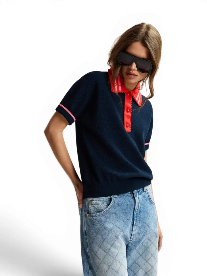 Marineblauwe fijngebreide polo met rood-roze kraag met kanten afwerking en aardbei-vormige knopen Kontrast Essentiel 
