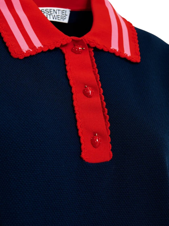Marineblauwe fijngebreide polo met rood-roze kraag met kanten afwerking en aardbei-vormige knopen Kontrast Essentiel 