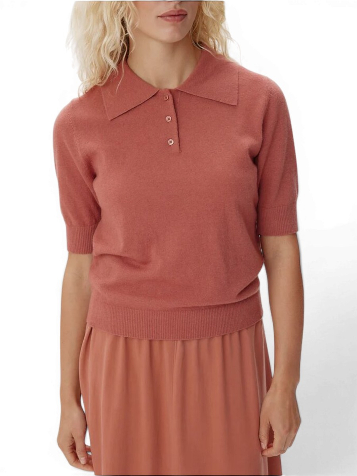 Donkerroze polo in merino wol Ribena Six Ames