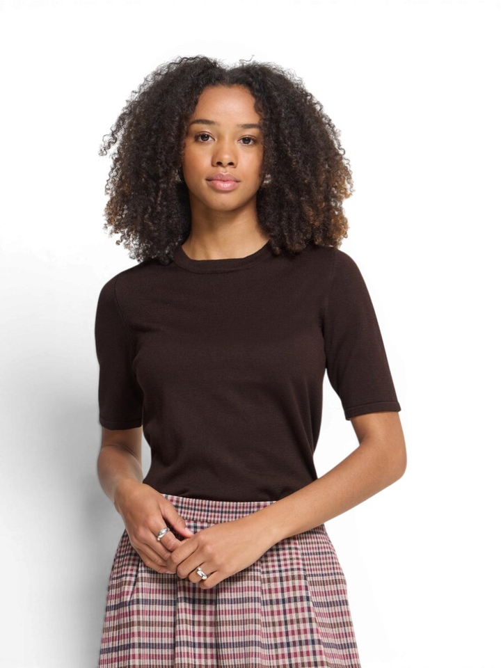 Donkerbruine pull met ronde hals en korte mouwen Ichi 