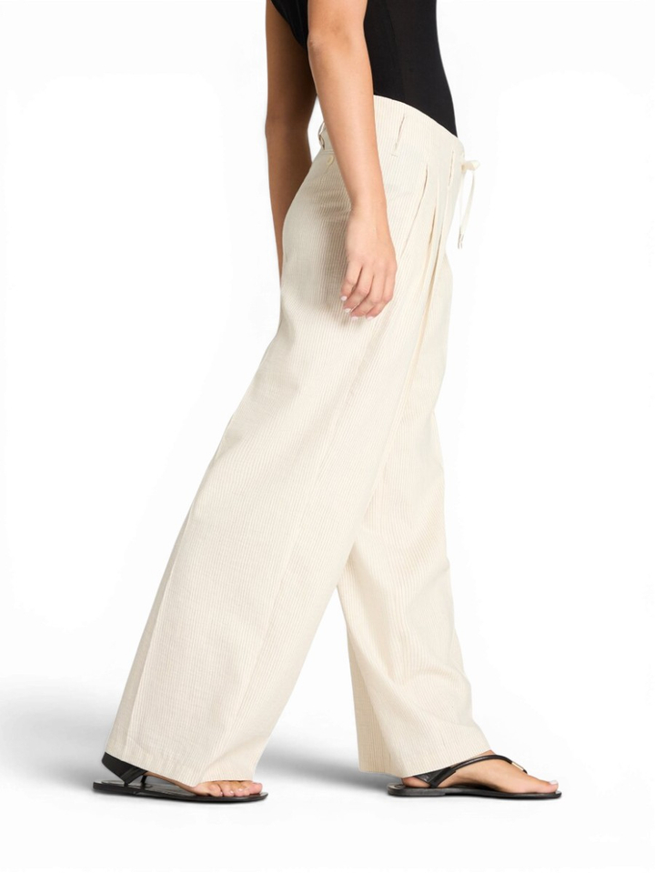 Beige wijde broek met bandplooi en fijne streep Addison Cambio 