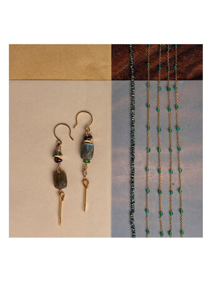 Asymmetrische creolen met granaat, jade & labradoriet Ava Murielle Perrotti