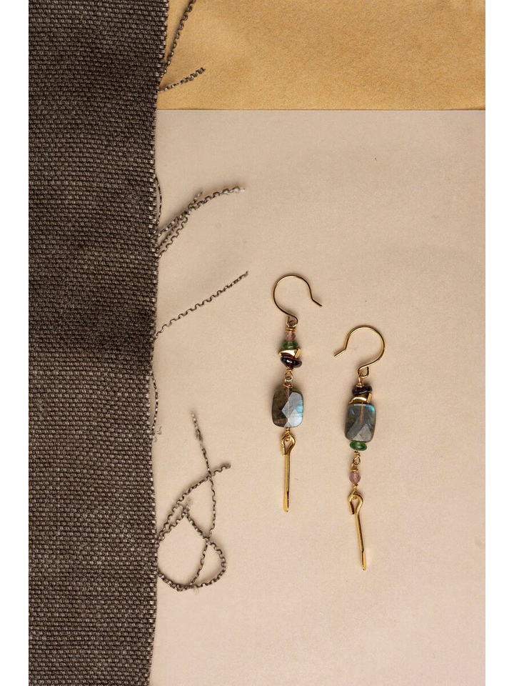 Asymmetrische creolen met granaat, jade & labradoriet Ava Murielle Perrotti