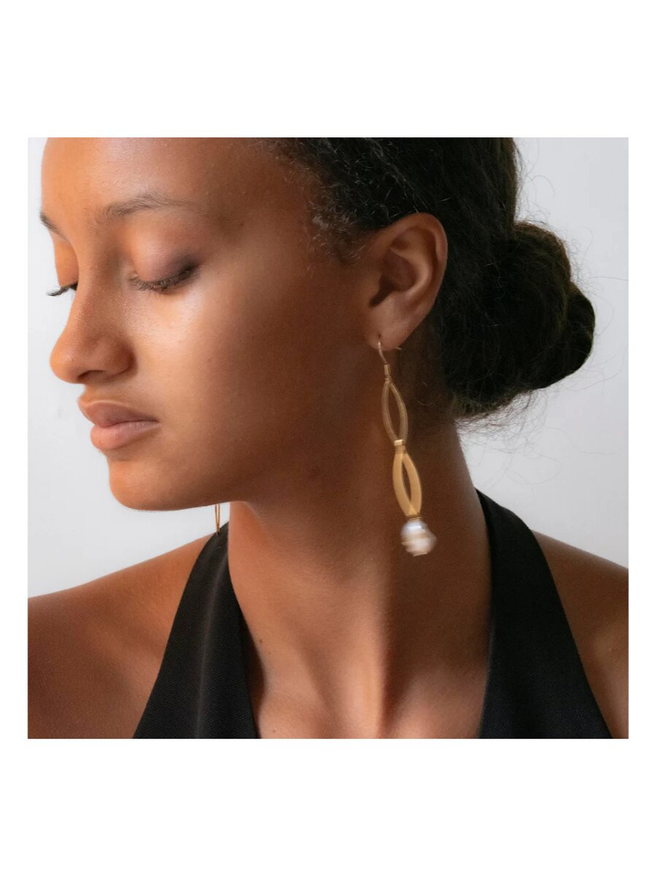 Asymmetrische langwerpige mesh en pareloorbellen Britney Murielle Perrotti 