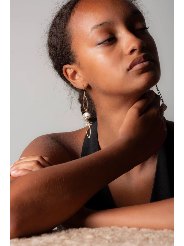 Asymmetrische langwerpige mesh en pareloorbellen Britney Murielle Perrotti 