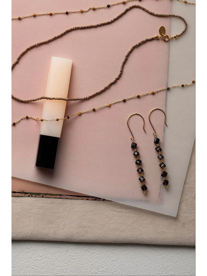 Asymmetrische rookkwarts Kubus oorbellen Moni Murielle Perrotti