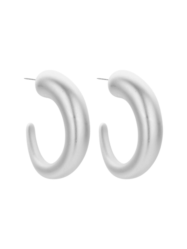  Zilverkleurige matte oorbellen in afgeronde vorm DOB 126Les Cordes 