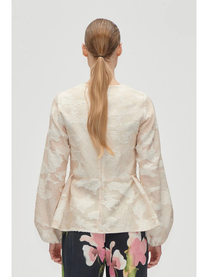 Beige bloes met structuur en franje onderaan Stine Goya 