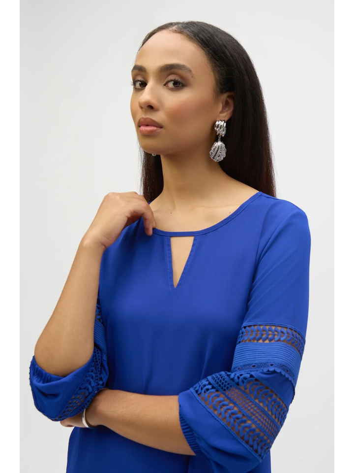 Blauwe blouse met detail aan de mouwen Joseph Ribkoff