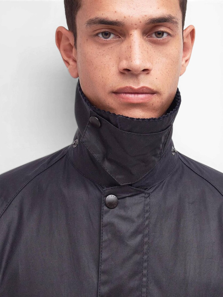 Blauwe waxedd jas met ribfluwelen kraag Barbour 