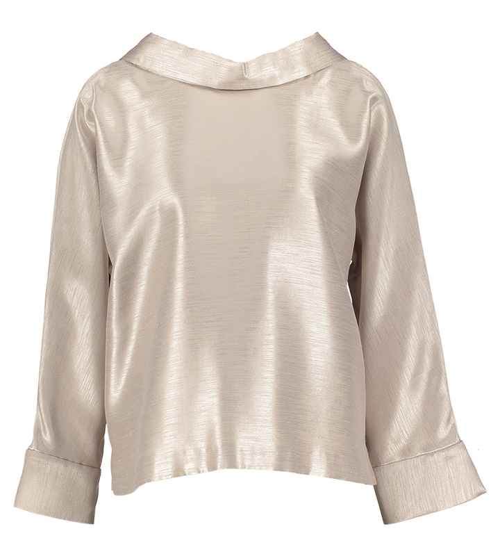 Beige bloes met knoop en kraag detail op de rug Hubje Xandres 