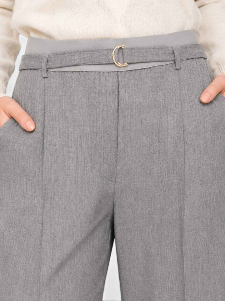 Grijze getailleerde broek met hoge taille en riemlussen, afgewerkt met een riem met een metalen gesp FOZIO Kocca