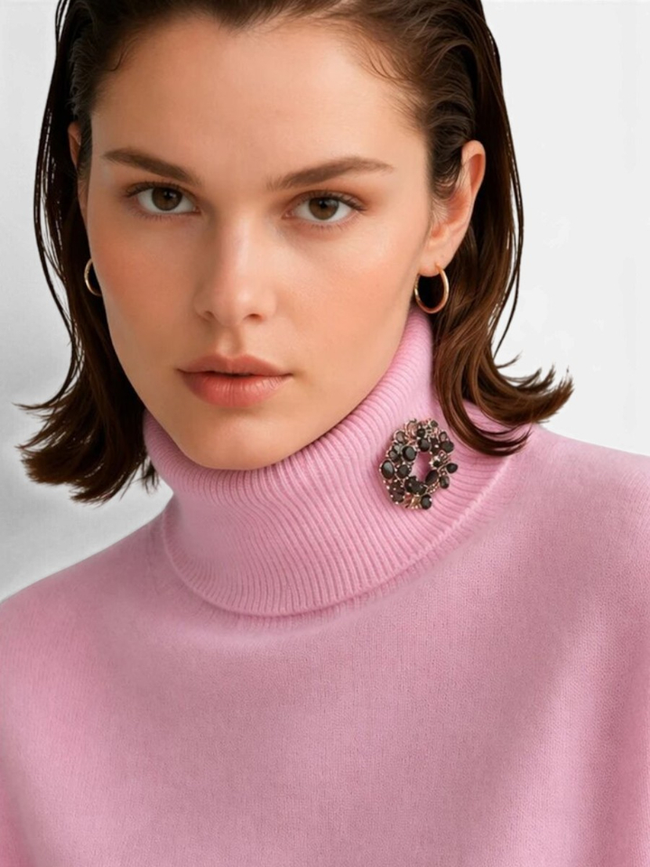 Roze mouwloze trui met rolkraag en broche Rodolfo Kocca 