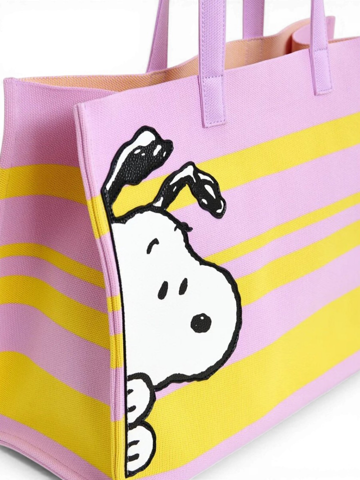 Lila en geel gestreepte boodschappentas met afbeeldingen van Peanuts Snoopy en zwarte tekst Jobba Essentiel