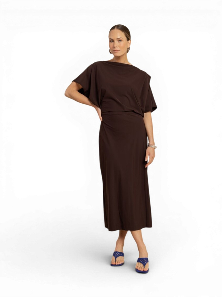 Bruine maxi-jurk met waterval hals Ineke Studio Anneloes 