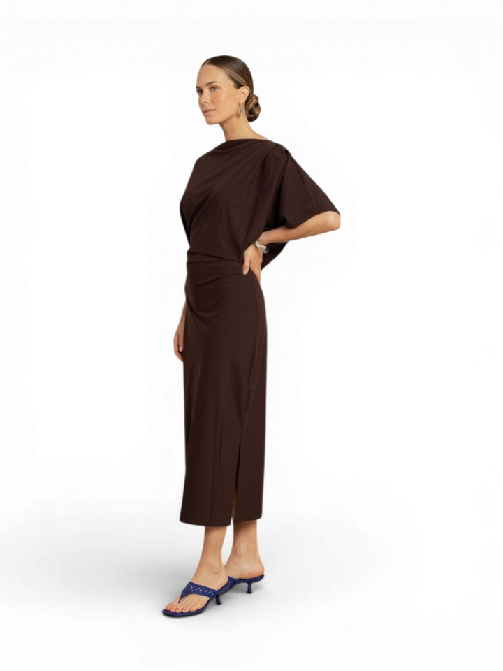 Bruine maxi-jurk met waterval hals Ineke Studio Anneloes 