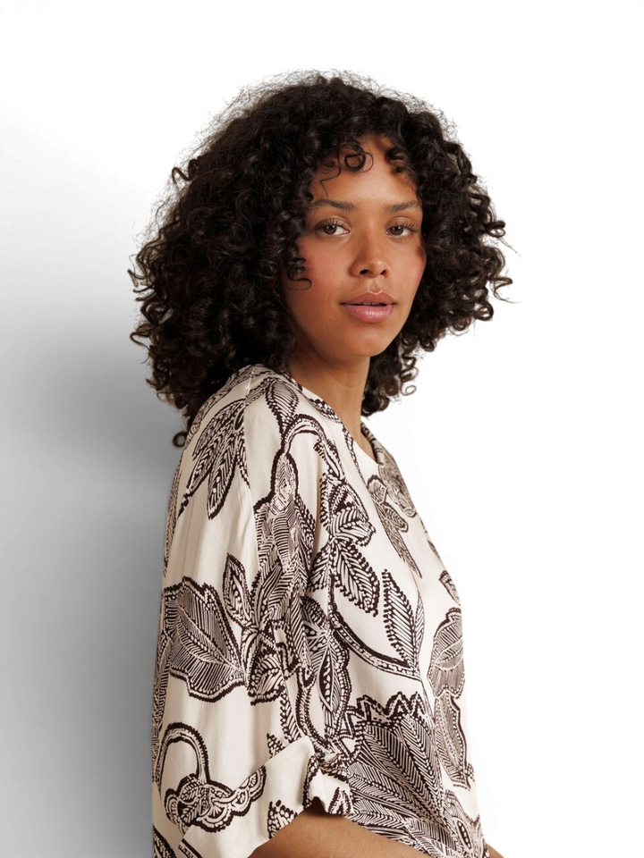 Creme kleurige bloes met bruine print Madison Flower Studio Anneloes