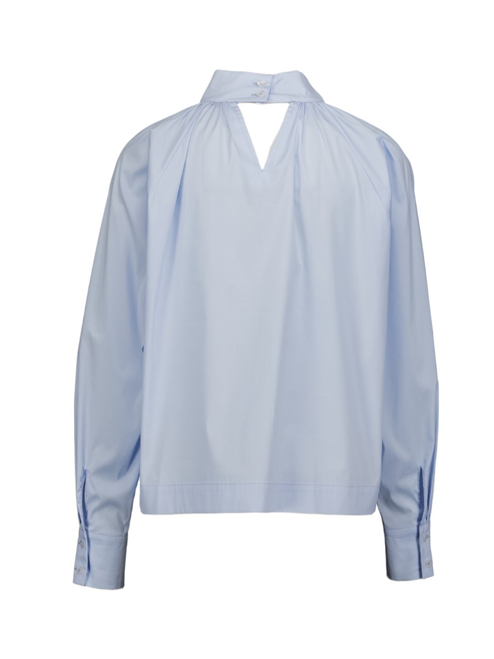 Lichtblauwe blouse met detail aan de hals Vancouver March23