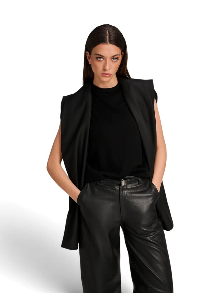 Zwarte blazer zonder mouwen Geneva March23 