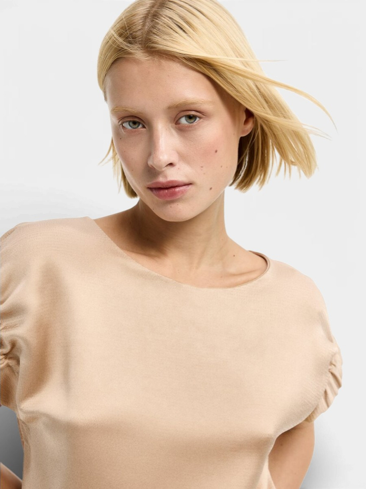 Goudkleurige blouse met detail op de mouw Hosna Xandres