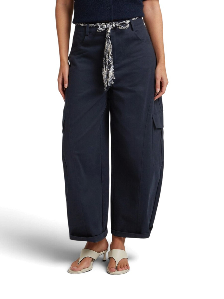 Donkerblauwe broek met zakken op zijkant en gevlochten ceintuur ZAZU Circle of Trust