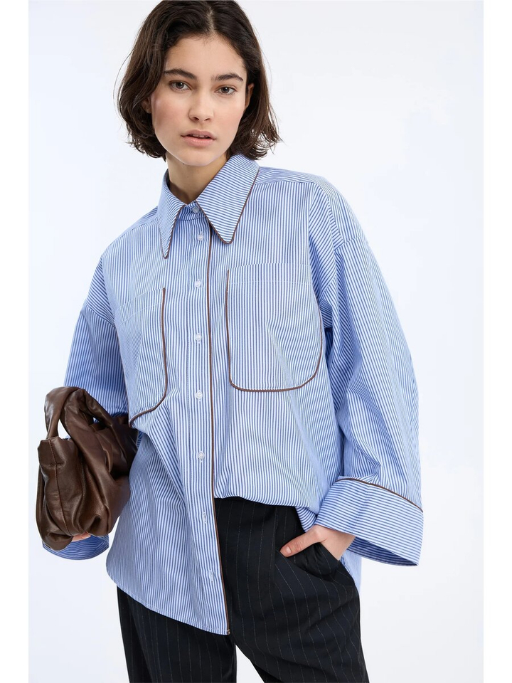 Blauw/wit gestreepte blouse met bruine afwerking Voyage Munthe