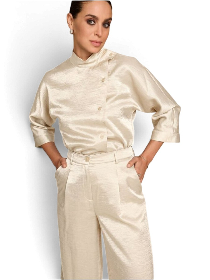 Beige glanzende bloes met knoopdetail Betty Due Amanti 