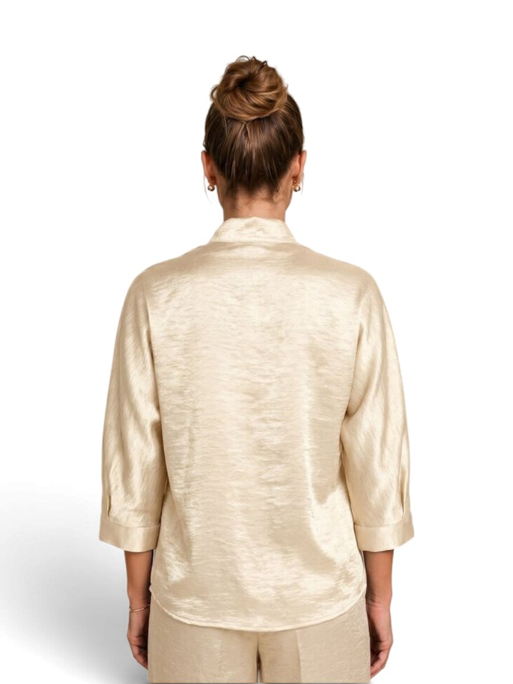 Beige glanzende bloes met knoopdetail Betty Due Amanti 
