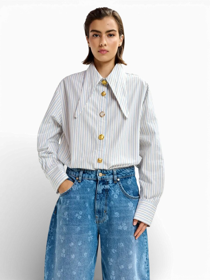 Gebroken wit, zwart en lichtblauw gestreept katoenen overhemd met langgerekte kraag en ongelijke knopen Jomanto Essentiel