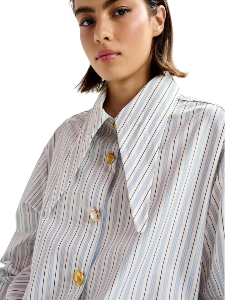 Gebroken wit, zwart en lichtblauw gestreept katoenen overhemd met langgerekte kraag en ongelijke knopen Jomanto Essentiel