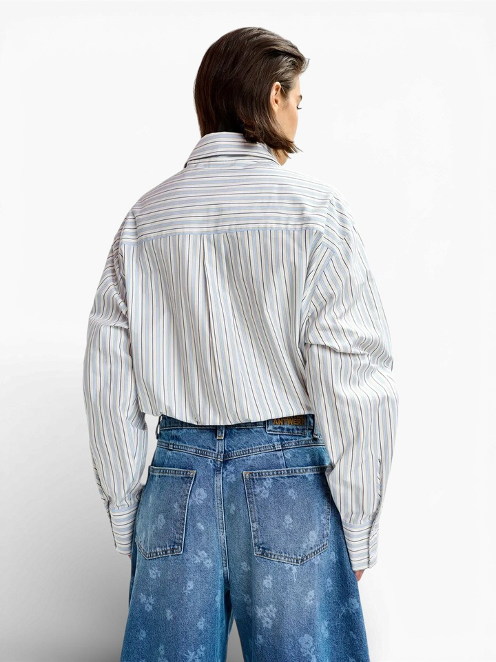 Gebroken wit, zwart en lichtblauw gestreept katoenen overhemd met langgerekte kraag en ongelijke knopen Jomanto Essentiel