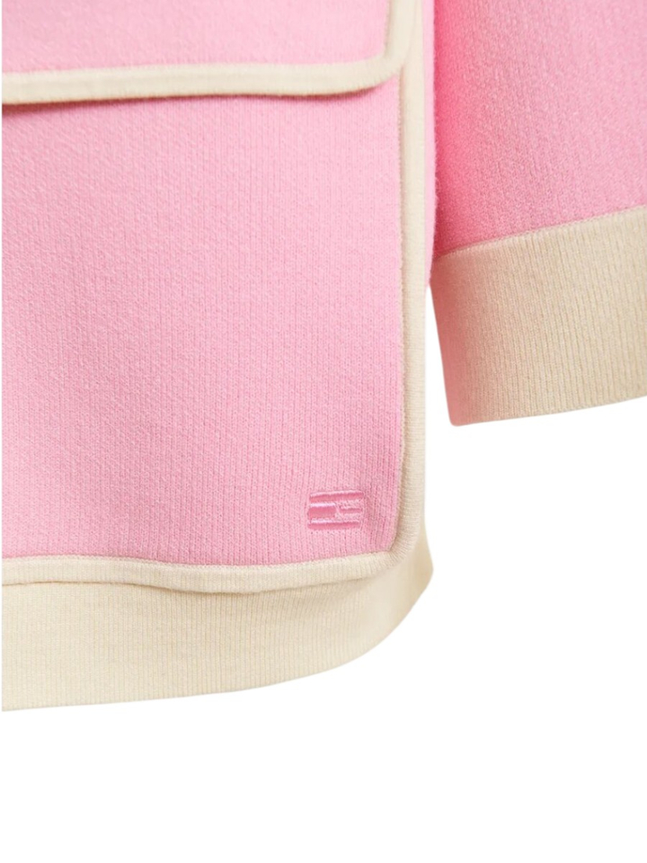 Roze gebreid vest met bloemknopen en contrasterende off-white randen Jugly Essentiel 