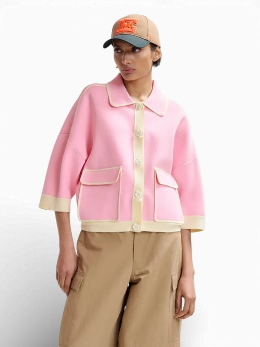 Roze gebreid vest met bloemknopen en contrasterende off-white randen Jugly Essentiel