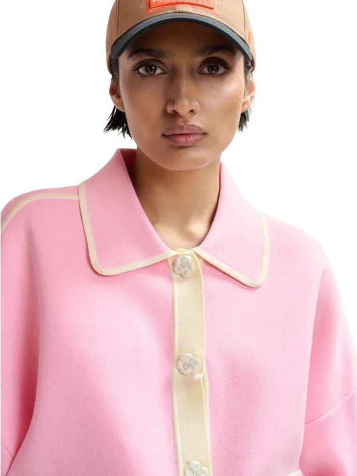 Roze gebreid vest met bloemknopen en contrasterende off-white randen Jugly Essentiel 