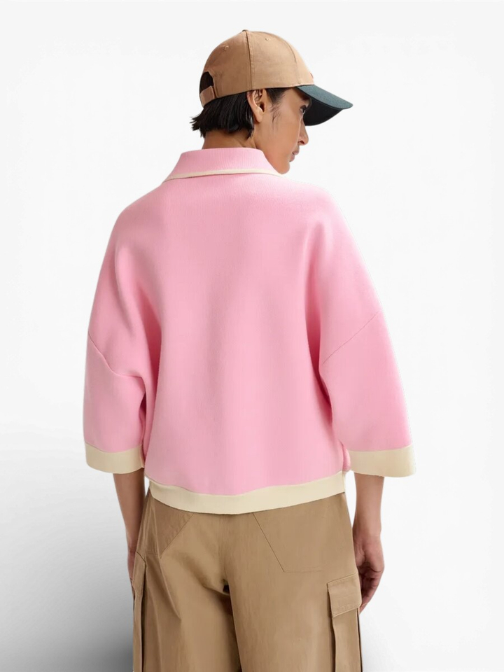 Roze gebreid vest met bloemknopen en contrasterende off-white randen Jugly Essentiel 